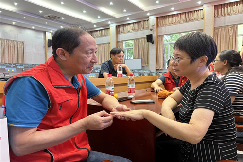 20250908教师节康华小学义诊王国喜.jpg