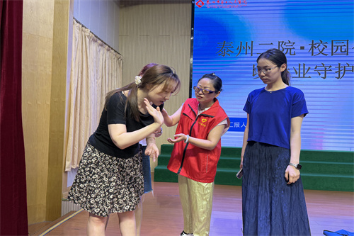 20250908教师节康华小学义诊海姆立克李娟.jpg