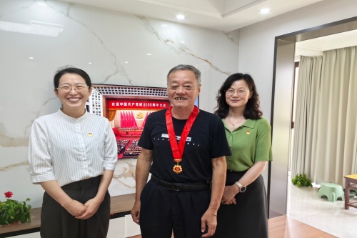 20260701送党章张阳_副本.jpg