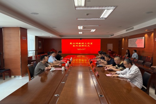 20260731蒿汉坤教授工作室落户泰州市第二人民医院_副本.jpg 20260731蒿汉坤教授工作室落户泰州市第二人民医院_副本.jpg